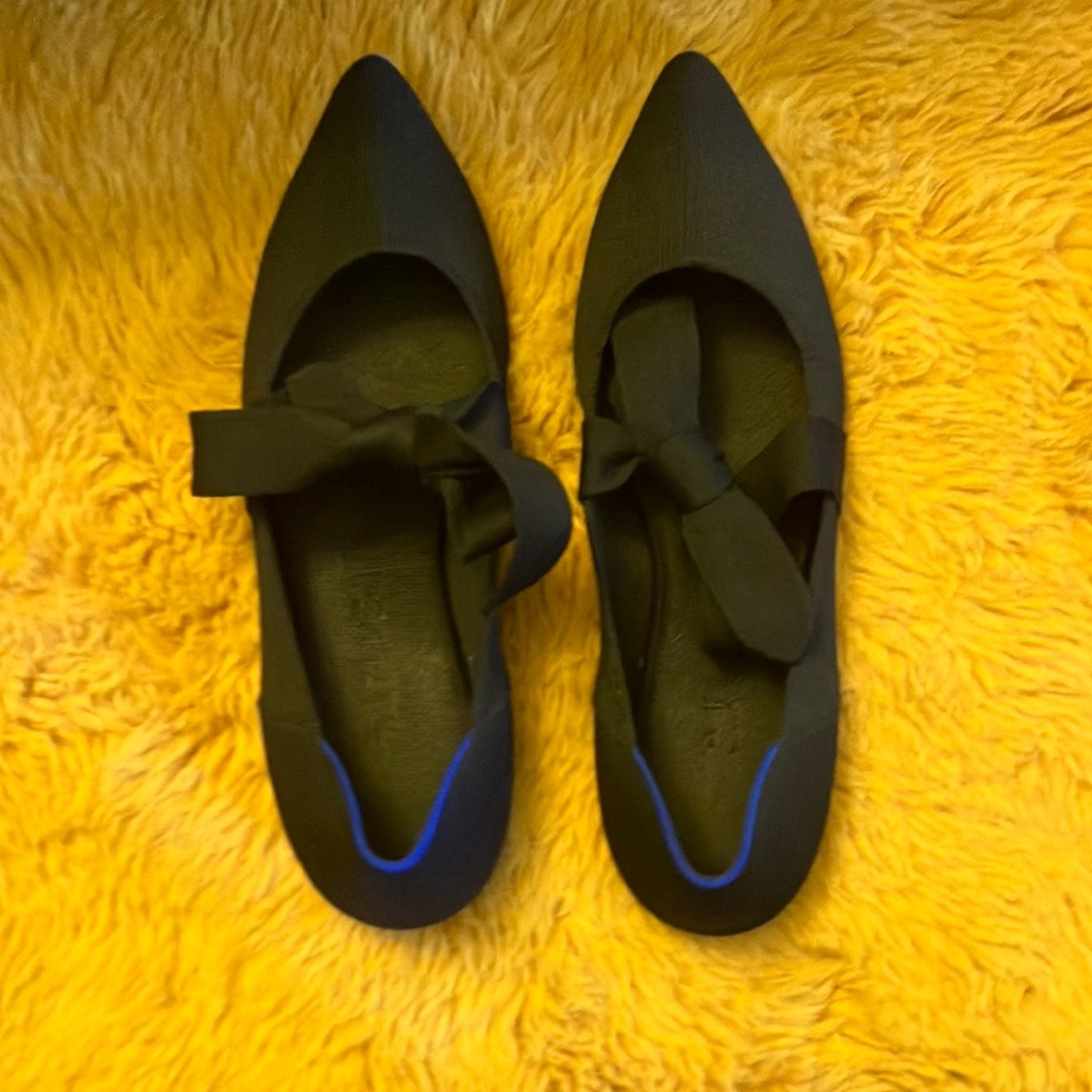 Rothy’s black pointy shoe with bowtie. Size 10.
